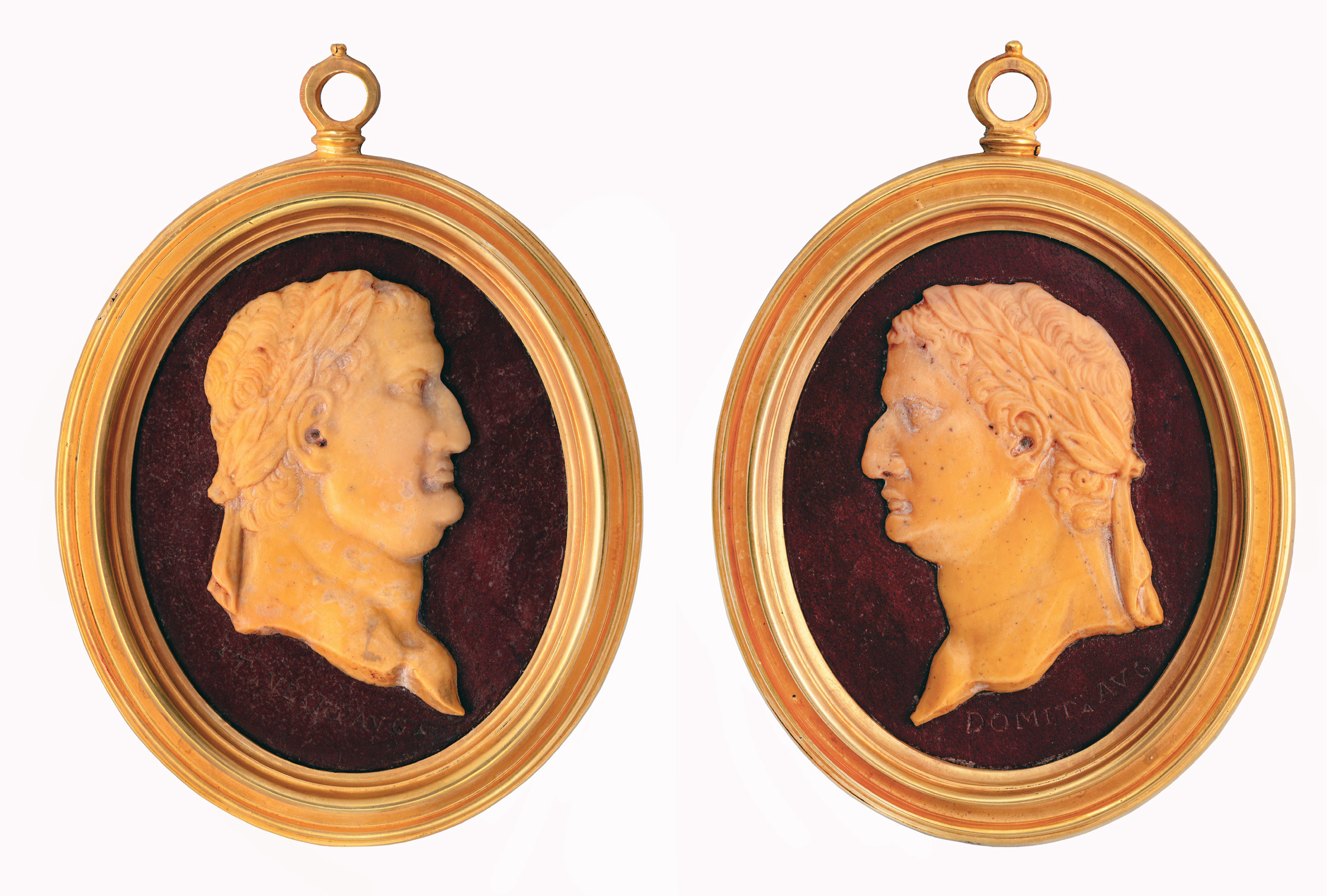Coppia di profili d’imperatori romani in marmo giallo antico su rosso antico nelle loro cornici in bronzo dorato